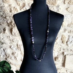 sautoir style rock grosses perles d'améthystes foncées, onyx mat et satine, pierre de lave, pyrite