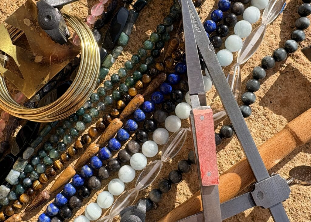 perles de pierres naturelles et matériel de bijoutier, laiton