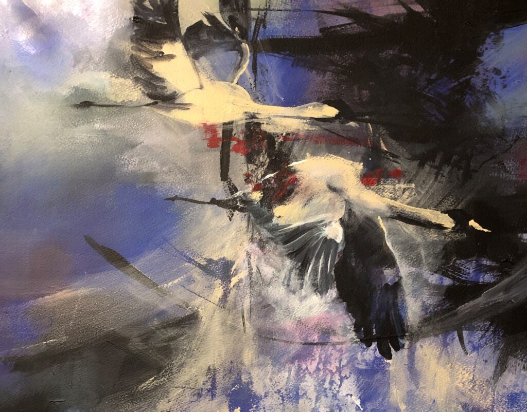 peinture acrylique, 2 grues en vol dans un ciel puissant bleu et noir au dessus de nuages et paysage beige et rose