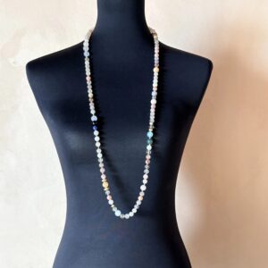 sautoir bohème perles de tailles variées agate, quartz rutile quartz fraise, pierres de lune, lapis lazuli