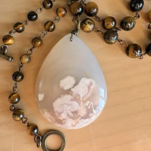 collier avec pendentif agate sakura et perles oeil de tigre
