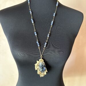 Collier avec pendentif baroque de rhyolite que sera et chaine aérienne avec perles de corail éponge
