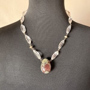 tour de cou longues perles de cristal de roche et pendentif enjaspe héliotrope