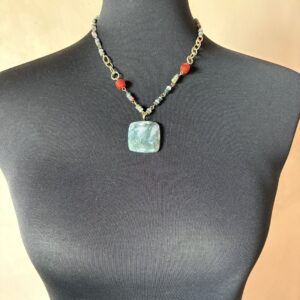 Tour de cou avec pendentif carré en agate mousse, chaine de petires agates indiennes, cornalines facetées, maillons réalisés main